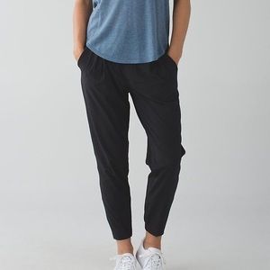 Lululemon black jogger Women’s size 6! Amazing condition like new